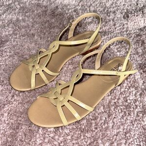Vaneli Boon sandal in beige patent leather never worn.